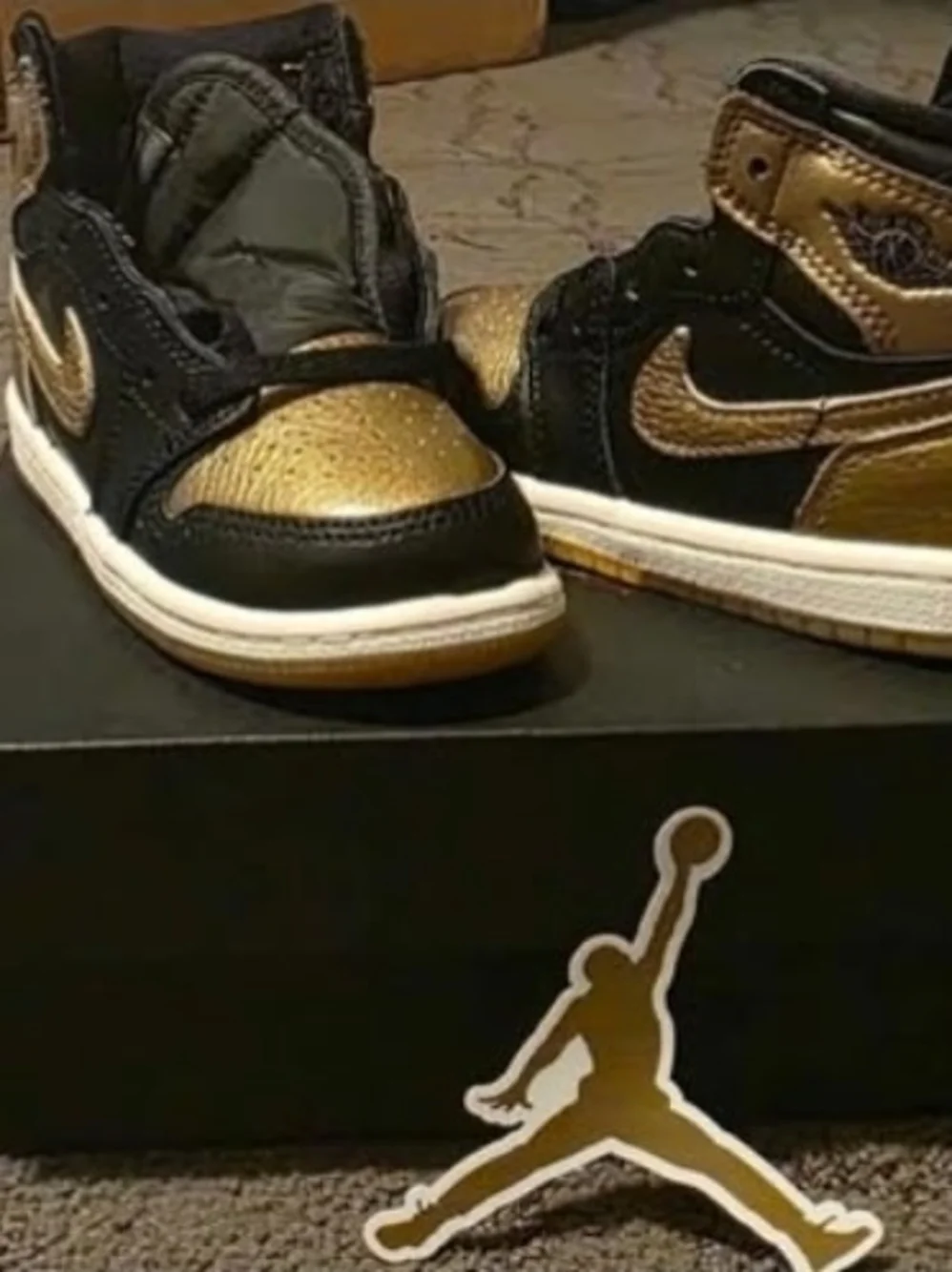 Nike Men’s Black & Metallic Gold Low-Top Sneakers